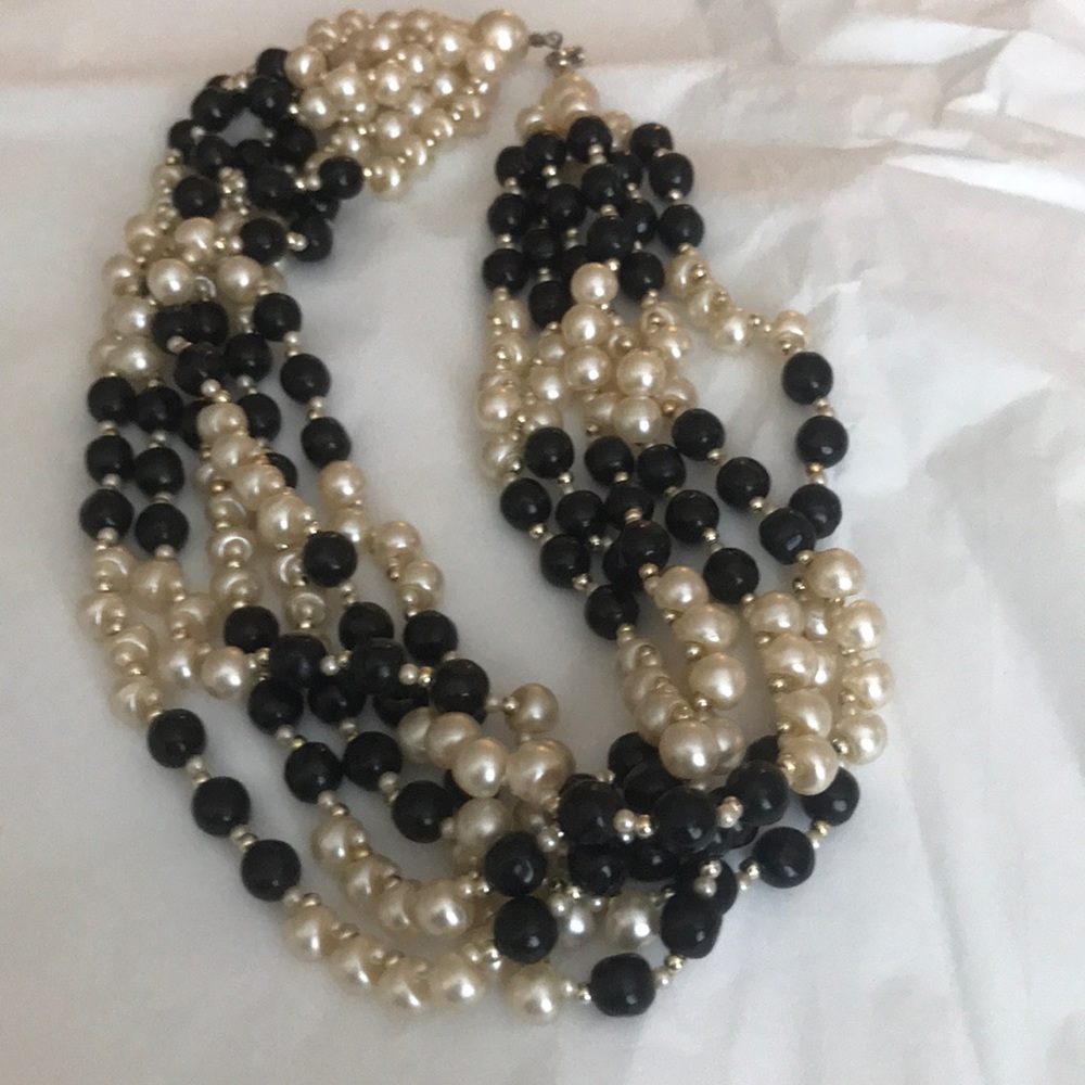 Necklace with black and white pearls
